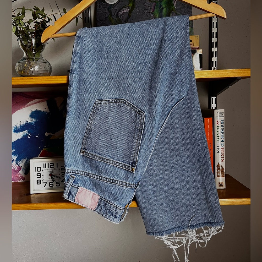 Zara Z1975 High Rise Straight Leg Jeans – Light Wash Raw Hem Denim (Size 6)